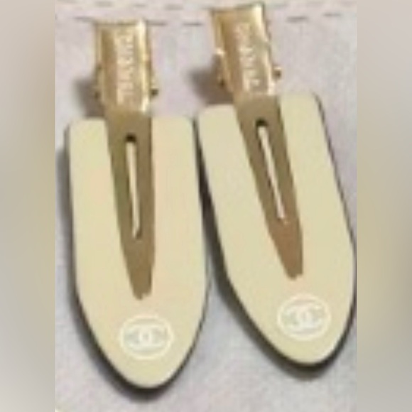 Hair Clips - Picture 1 of 2